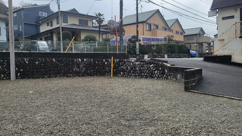 完成した外構の石積み風土留めと舗装