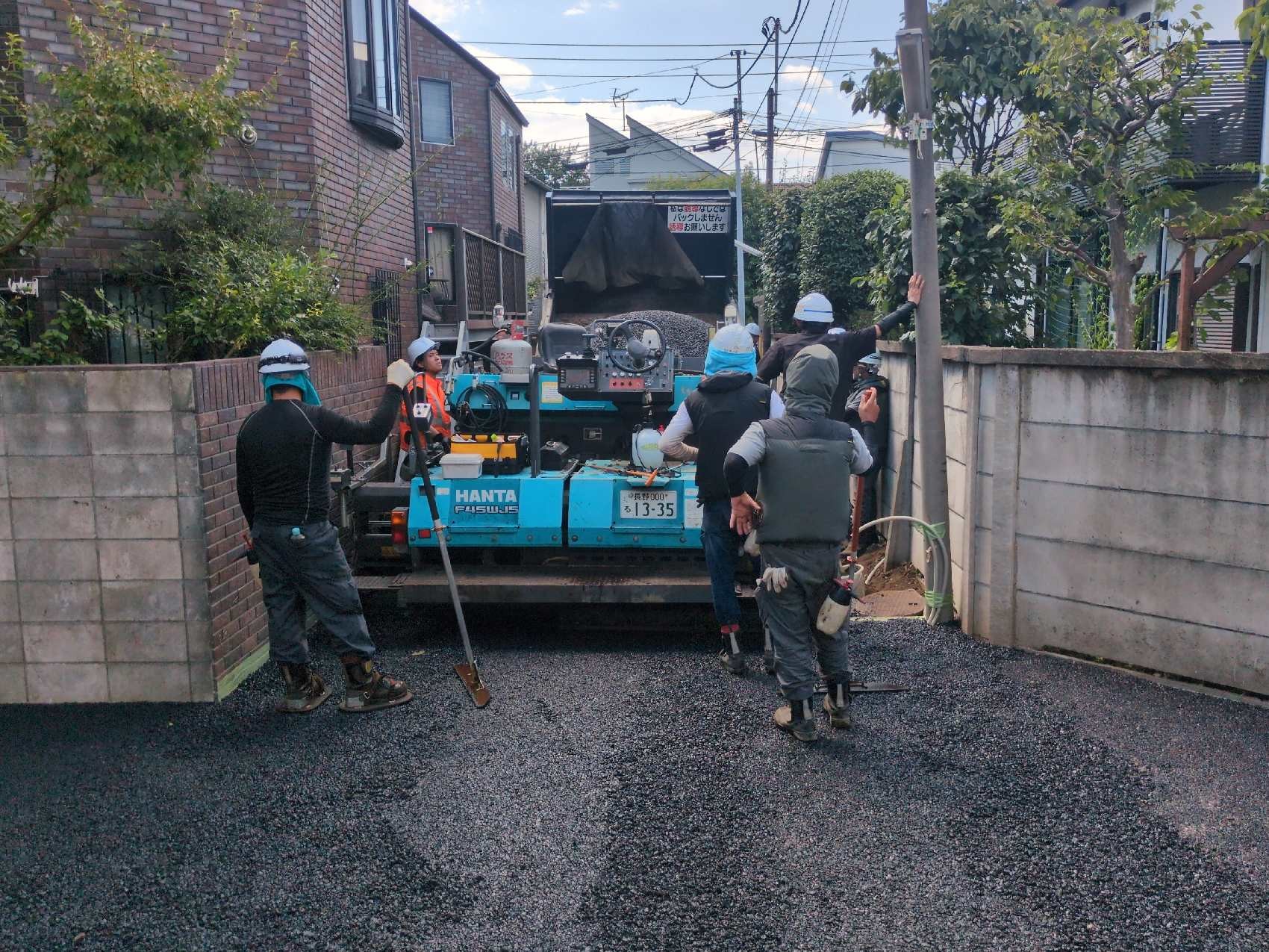 アスファルトの敷き均し状況